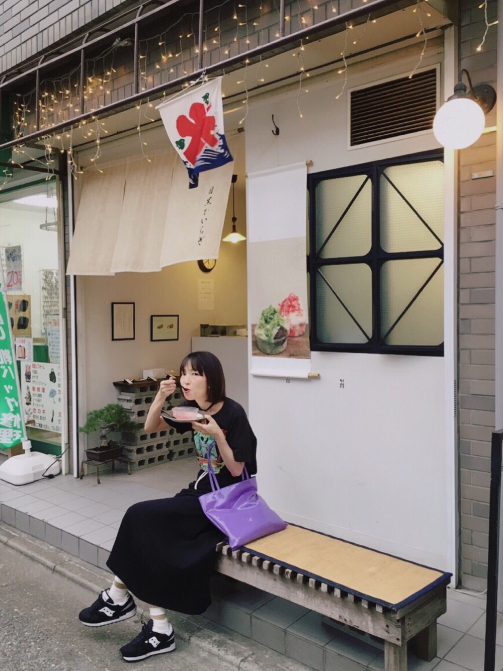 「ゆるコーデ、休日スタイル、ブラックコーデ、モノトーン、チョーカー、ロックT、かき氷、餃子、昼呑み」｜「MOUSSYのPROUDLY TSJ（Tシャツ/カットソー、ブラック系）」を使った、そぜさん（レディース・165cm）の夏コーディネートの1枚目の写真