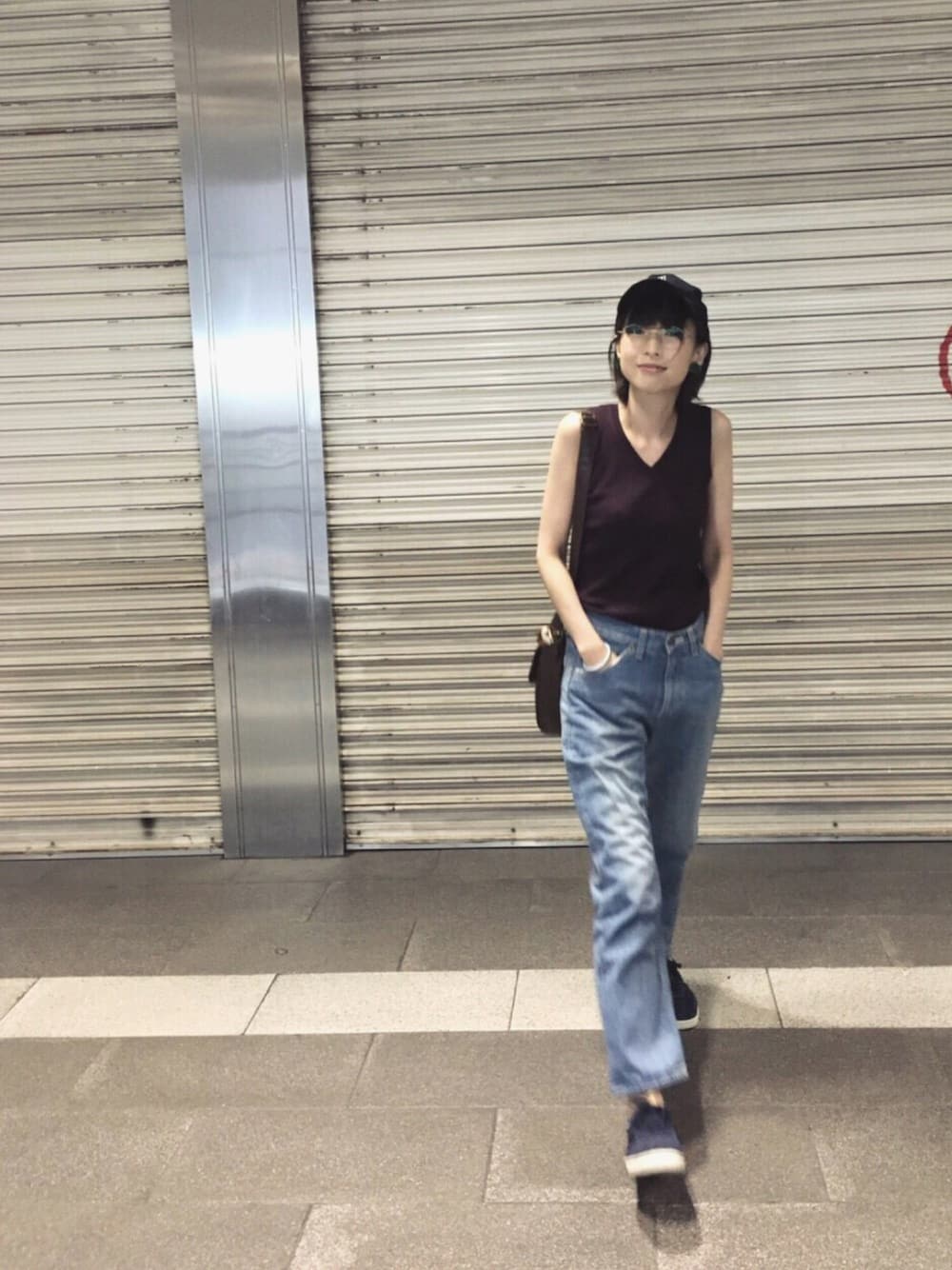 「カジュアル、シンプルコーデ、リブニット、Vネック、デニム、スニーカー、めがね、ショルダーバッグ」｜「GUのアイテム（ニット/セーター、パープル系）」を使った、そぜさん（レディース・165cm）の夏コーディネートの1枚目の写真