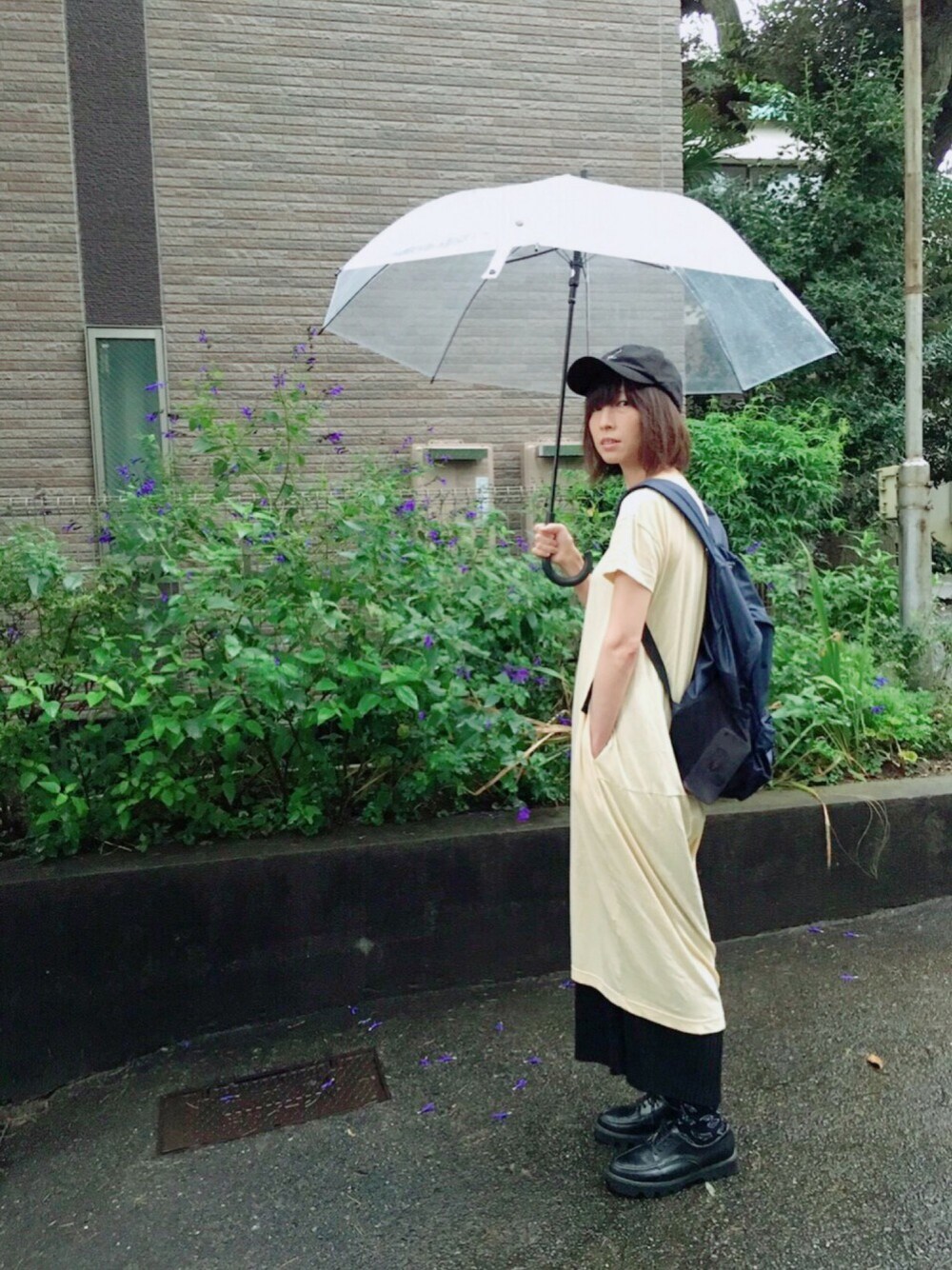 「シンプル、雨の日コーデ、Tシャツワンピ、プリーツパンツ、リュック」｜「SLYのﾊﾞﾙｰﾝT/SH MIDI OP（ワンピース、オレンジ系）」を使った、そぜさん（レディース・165cm）の秋コーディネートの1枚目の写真
