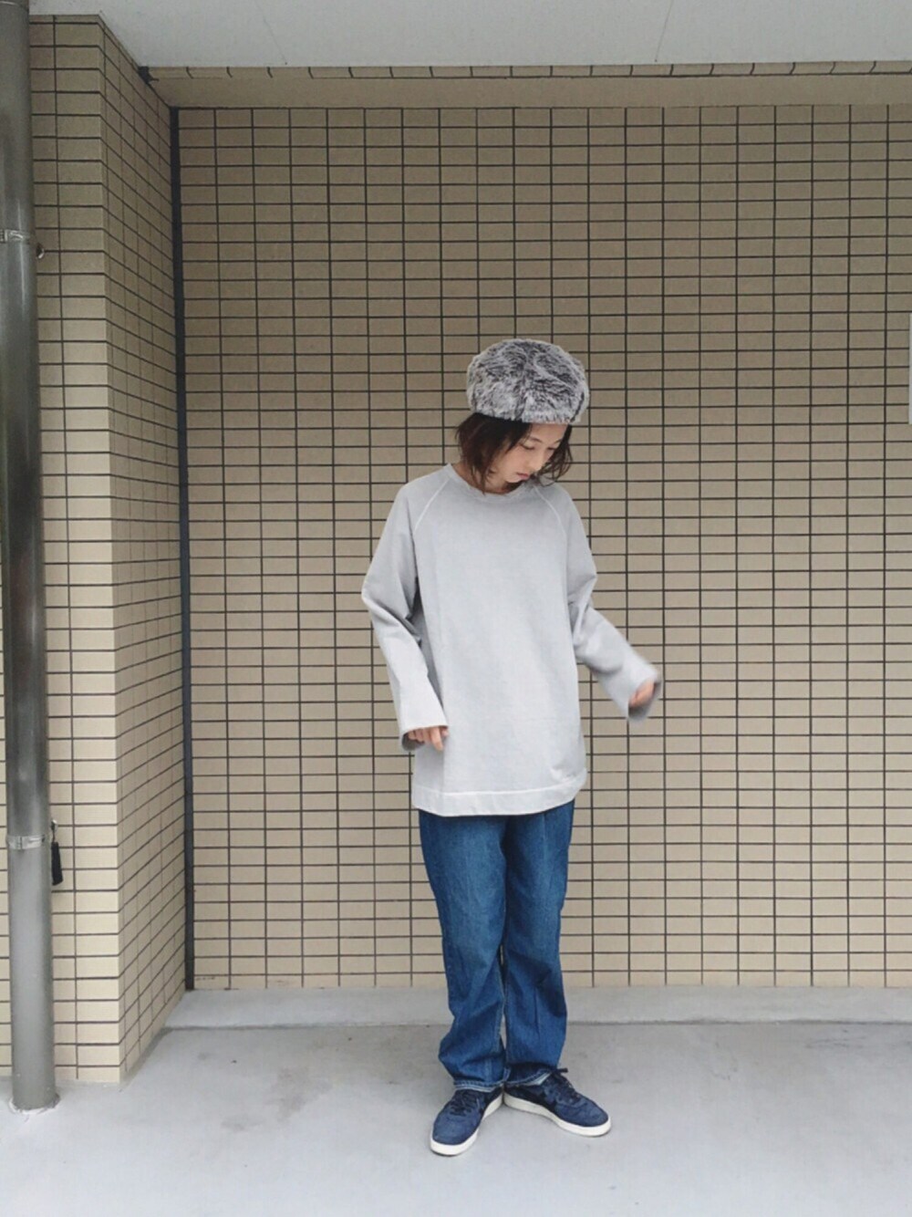 「シンプル、ビッグシルエット、オーバーサイズ、メンズライク、メンズアイテム、切りっぱなし、ファー帽子、ねじねじ」｜「URBAN RESEARCHのUR ピグメントCUT OFF SWEAT（スウェット、ベージュ系）」を使った、そぜさん（レディース・165cm）の秋コーディネートの1枚目の写真