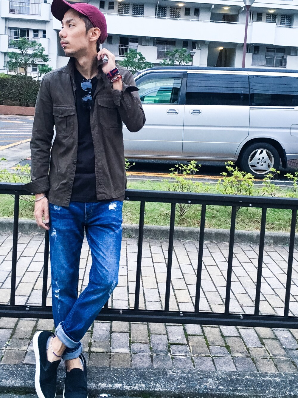 「シンプル、オトナカジュアル、秋コーデ、ロールアップ、休日スタイル、ミリタリー、ミリタリージャケット、きれいめカジュアル、キャップ、クラッシュデニム」｜「TMTのTMT別注　カラースリッポン（スリッポン、ブラック系）」を使った、 K-taさん（メンズ・170cm）の秋コーディネートの1枚目の写真
