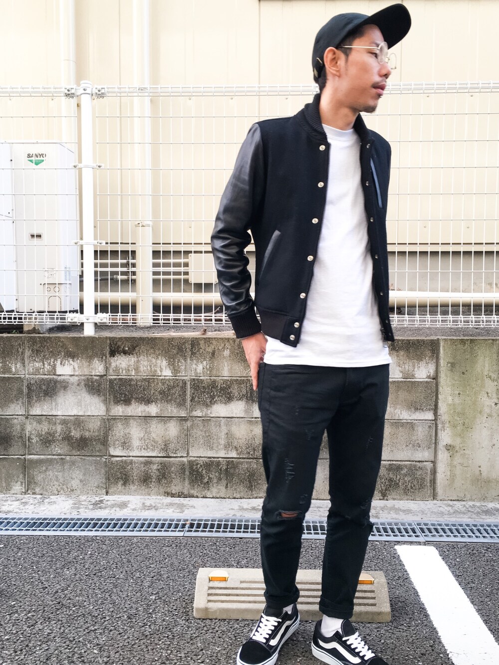 「休日スタイル、スキニー、黒、カジュアル、outfit、きれいめカジュアル、カジュアルコーデ、黒スキニー、VANS、ソックス」｜「VANSのVANS ヴァンズ OLD SKOOL DX オールドスクール DX V36CL+ BLACK（スニーカー、ブラック系）」を使った、 K-taさん（メンズ・170cm）の冬コーディネートの1枚目の写真
