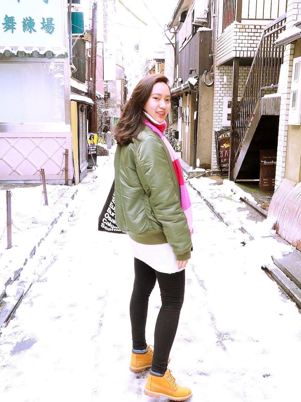 「boyish girl、Japan、kyoto、outfit、ootd、travel」｜「Alpha Industriesのアイテム（ミリタリージャケット、グリーン系）」を使った、Rowena Chooさん（レディース・168cm）の冬コーディネートの1枚目の写真