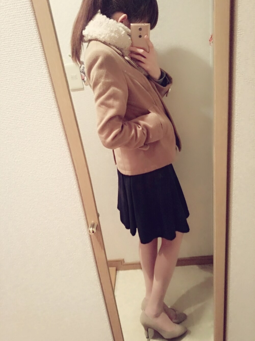 「ピーコート、スヌード、ベージュパンプス」｜「axes femmeのリバーシブルファースヌード（マフラー、ホワイト系）」を使った、ゆにさん（レディース・162cm）の冬コーディネートの1枚目の写真