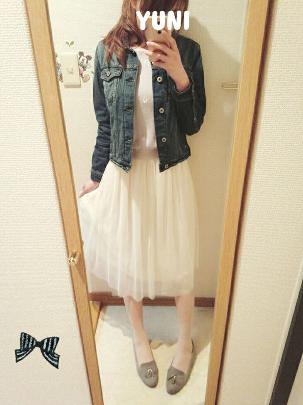 その他のデニムジャケット、パープル系のニット/セーター、ホワイト系のスカートを着用したレディースの春コーディネートの1枚目の写真