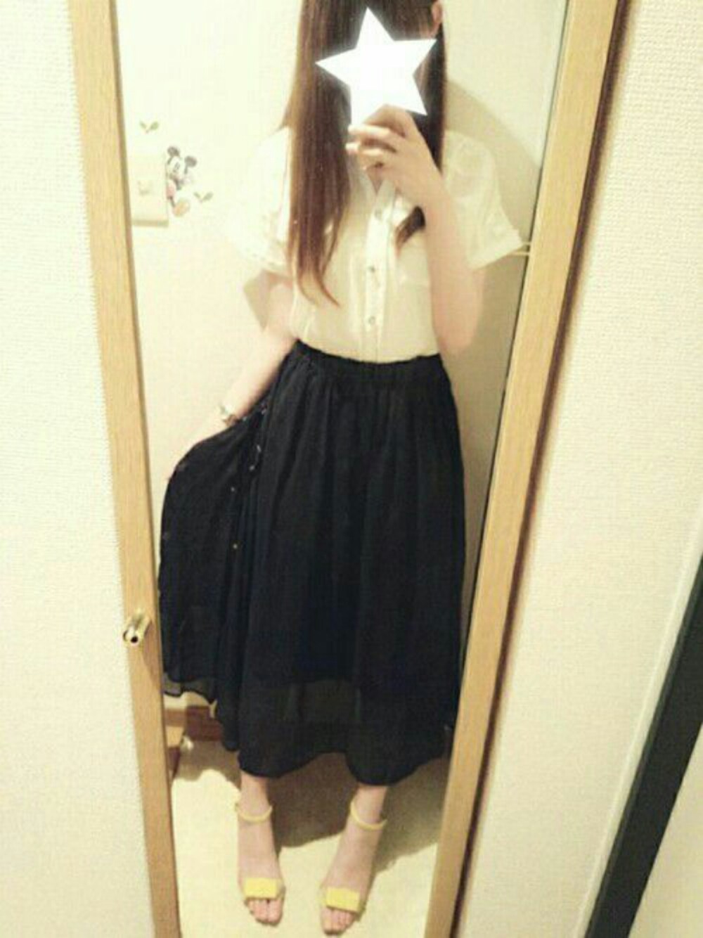 ブルー系のスカート、ホワイト系のシャツ/ブラウス、イエロー系のサンダルを着用したレディースの春コーディネートの1枚目の写真