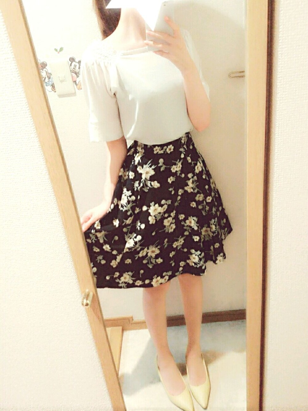 「オフショルダー、花柄、イエローパンプス、白×紺」｜「Green　Parksのアイテム（Tシャツ/カットソー、ホワイト系）」を使った、ゆにさん（レディース・162cm）の夏コーディネートの1枚目の写真