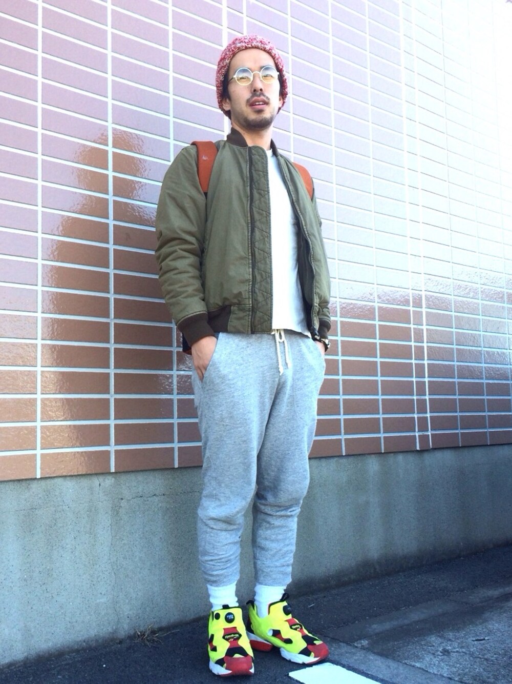 「赤いニット帽、MA-1、グレーのスウェットパンツ」｜「Reebokのアイテム（スニーカー、その他）」を使った、yokousukeさん（メンズ・163cm）の秋コーディネートの1枚目の写真