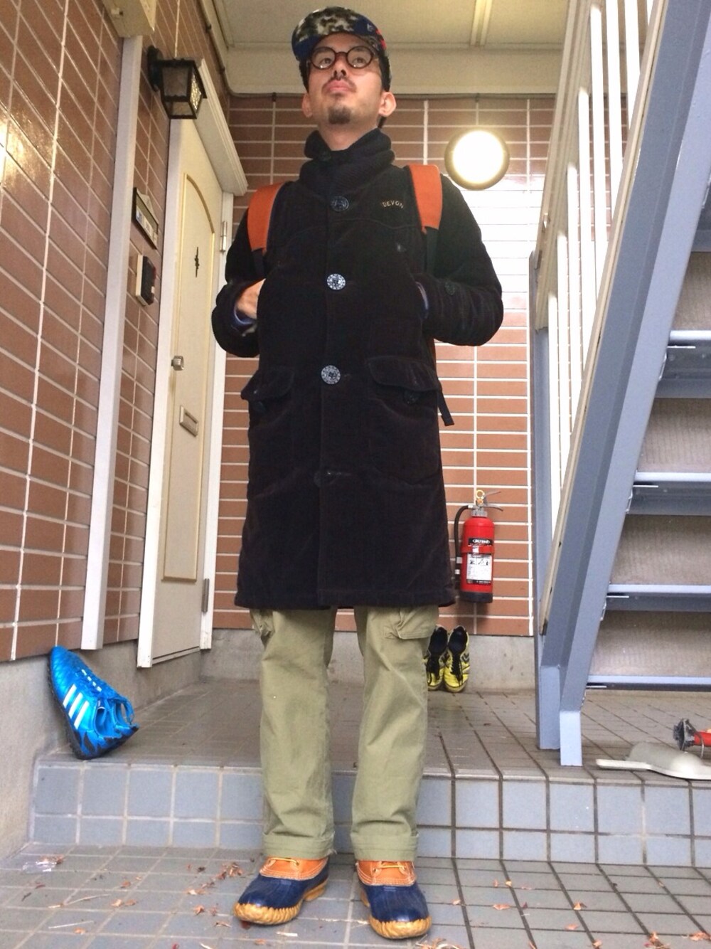 「カーキのカーゴパンツ」｜「L.L.Beanのアイテム（レインシューズ、その他）」を使った、yokousukeさん（メンズ・163cm）の秋コーディネートの1枚目の写真