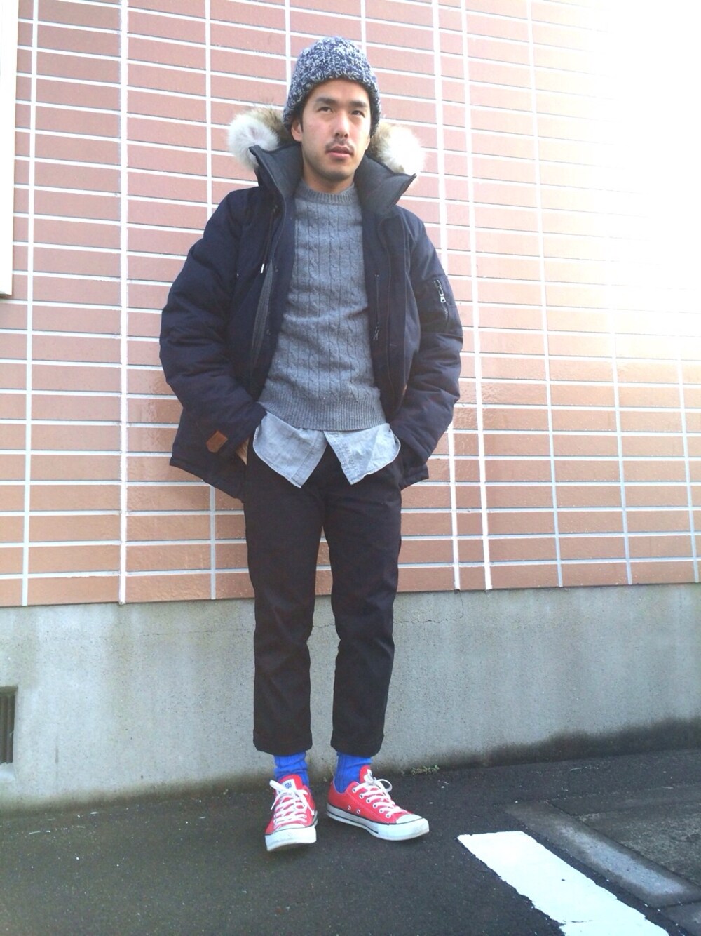 「CONVERSEのアイテム（スニーカー、レッド系）」を使った、yokousukeさん（メンズ・163cm）の冬コーディネートの1枚目の写真