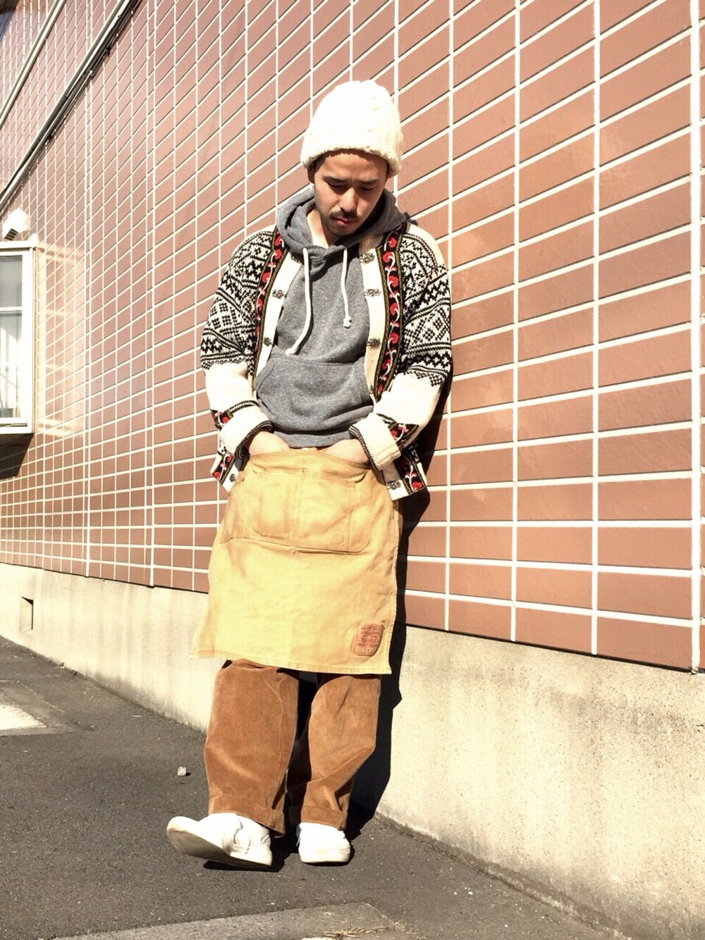 「腰巻きスタイル」｜「Levi'sのアイテム（エプロン、ブラウン系）」を使った、yokousukeさん（メンズ・163cm）の冬コーディネートの1枚目の写真