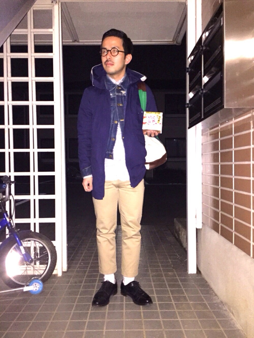 「革靴、丸メガネ、ファッション手当」｜「uniqlo undercoverのアイテム（ミリタリージャケット、ブルー系）」を使った、yokousukeさん（メンズ・163cm）の冬コーディネートの1枚目の写真