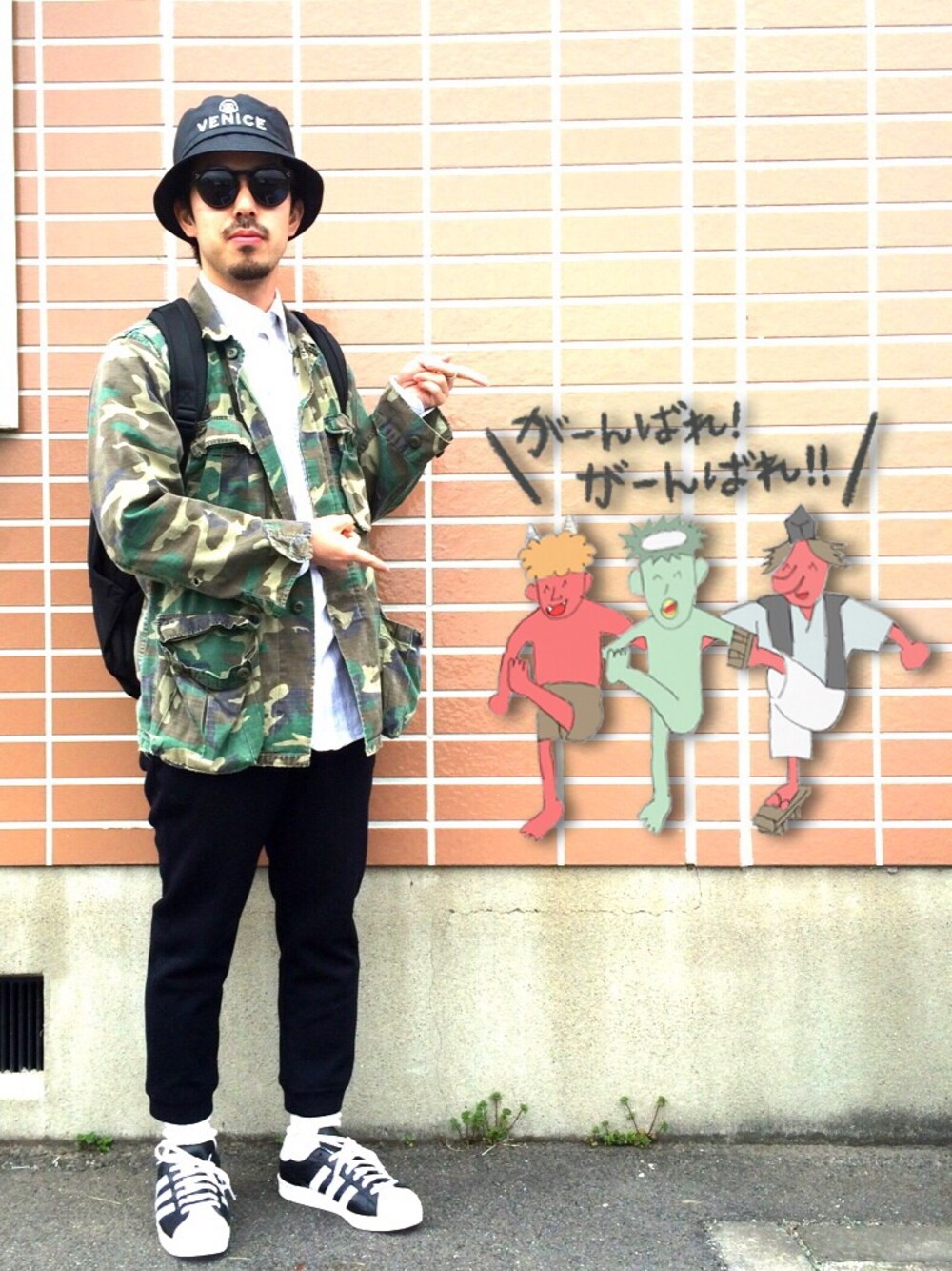 「白シャツ、カモフラ、バケットハット、スーパースター、スニーカー、バックパック」｜「adidas originals by hykeのアイテム」を使った、yokousukeさん（メンズ・163cm）の春コーディネートの1枚目の写真