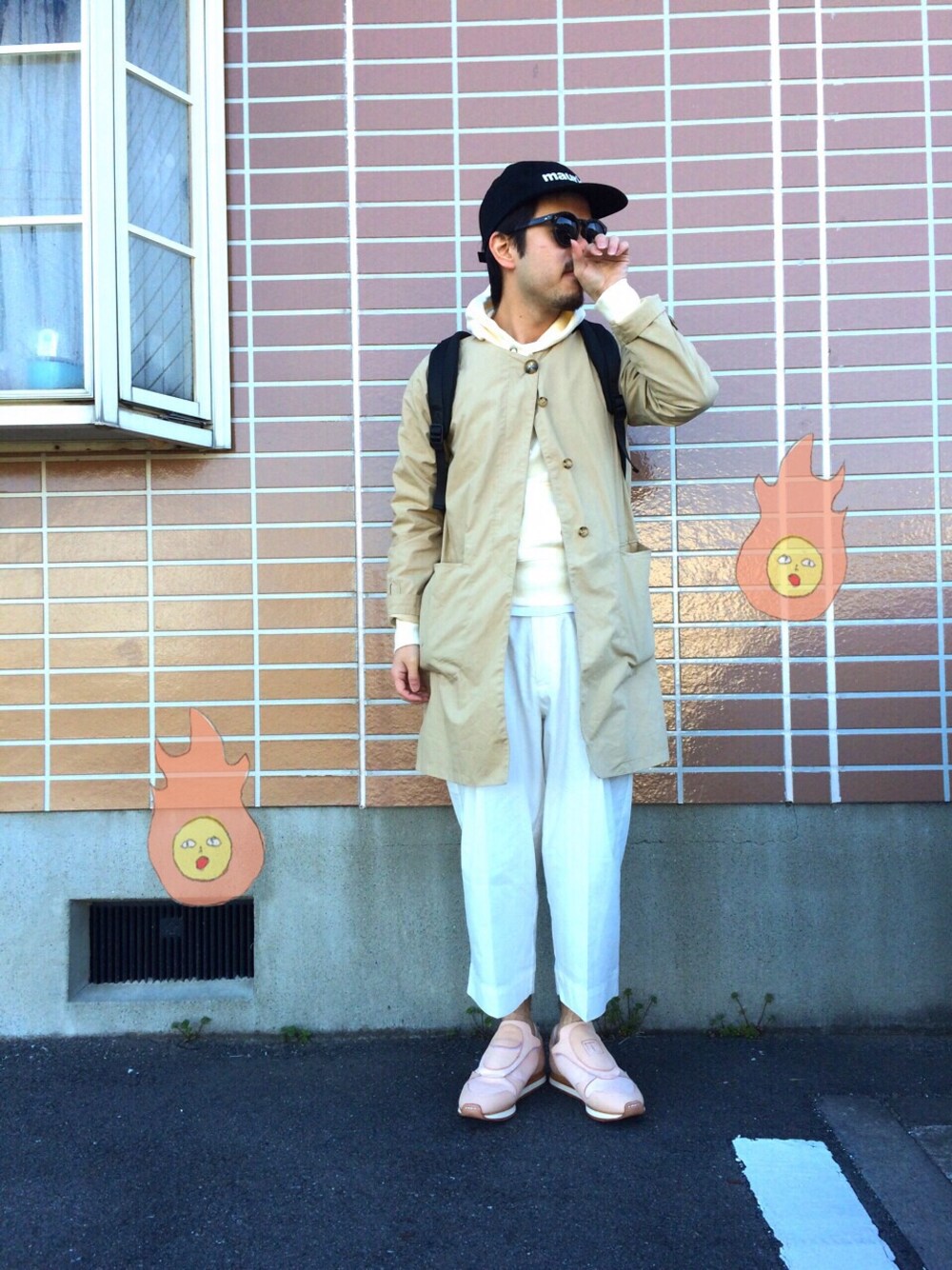 「スプリングコート、スニーカー、バックパック、ホワイトパンツ」｜「Hender Schemeのアイテム（スニーカー、その他）」を使った、yokousukeさん（メンズ・163cm）の春コーディネートの1枚目の写真