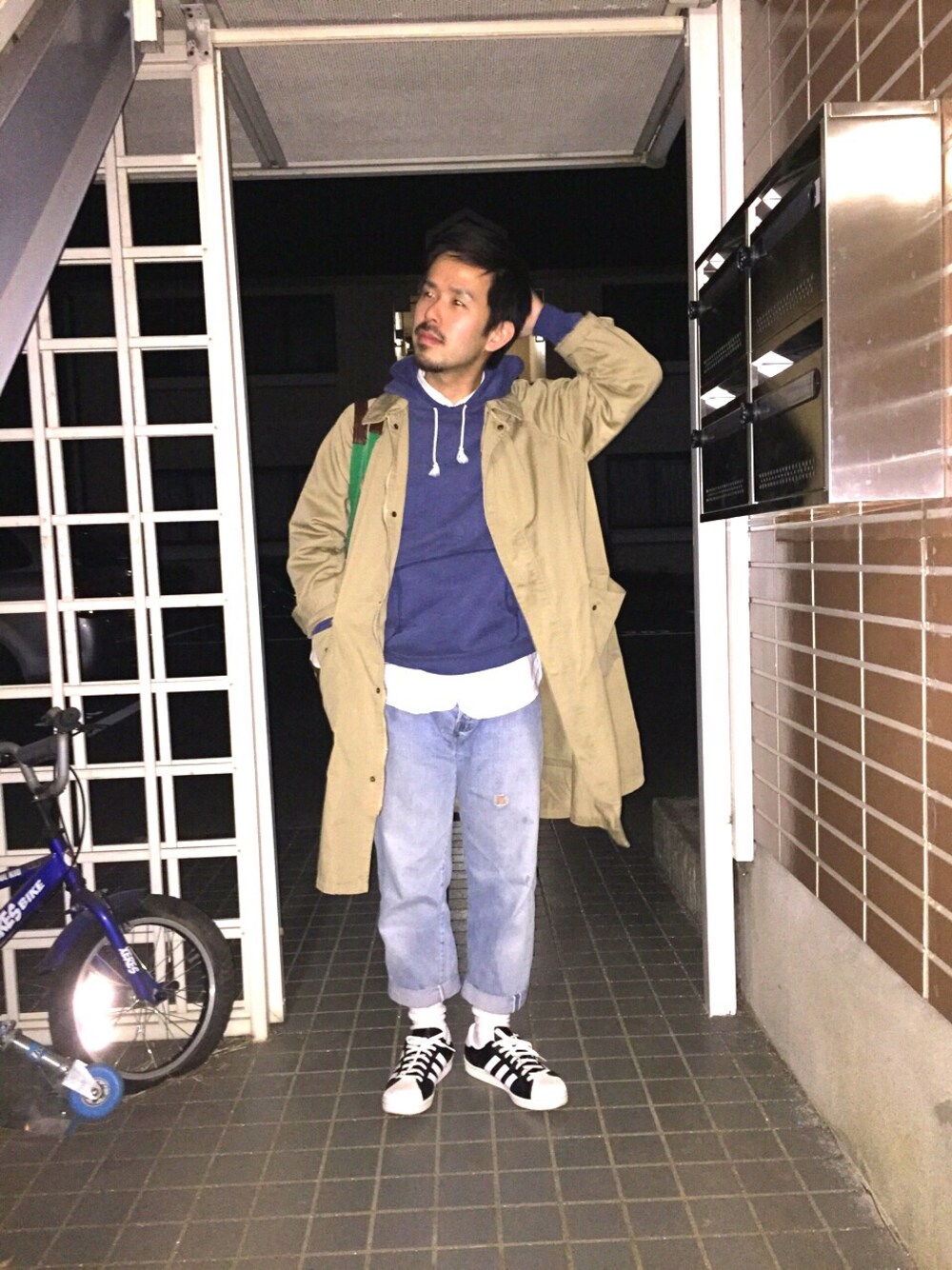 「スニーカー、コート、パーカー、パーカー×シャツ、スーパースター、ビッグシルエット」｜「adidas originals by hykeのアイテム」を使った、yokousukeさん（メンズ・163cm）の春コーディネートの1枚目の写真