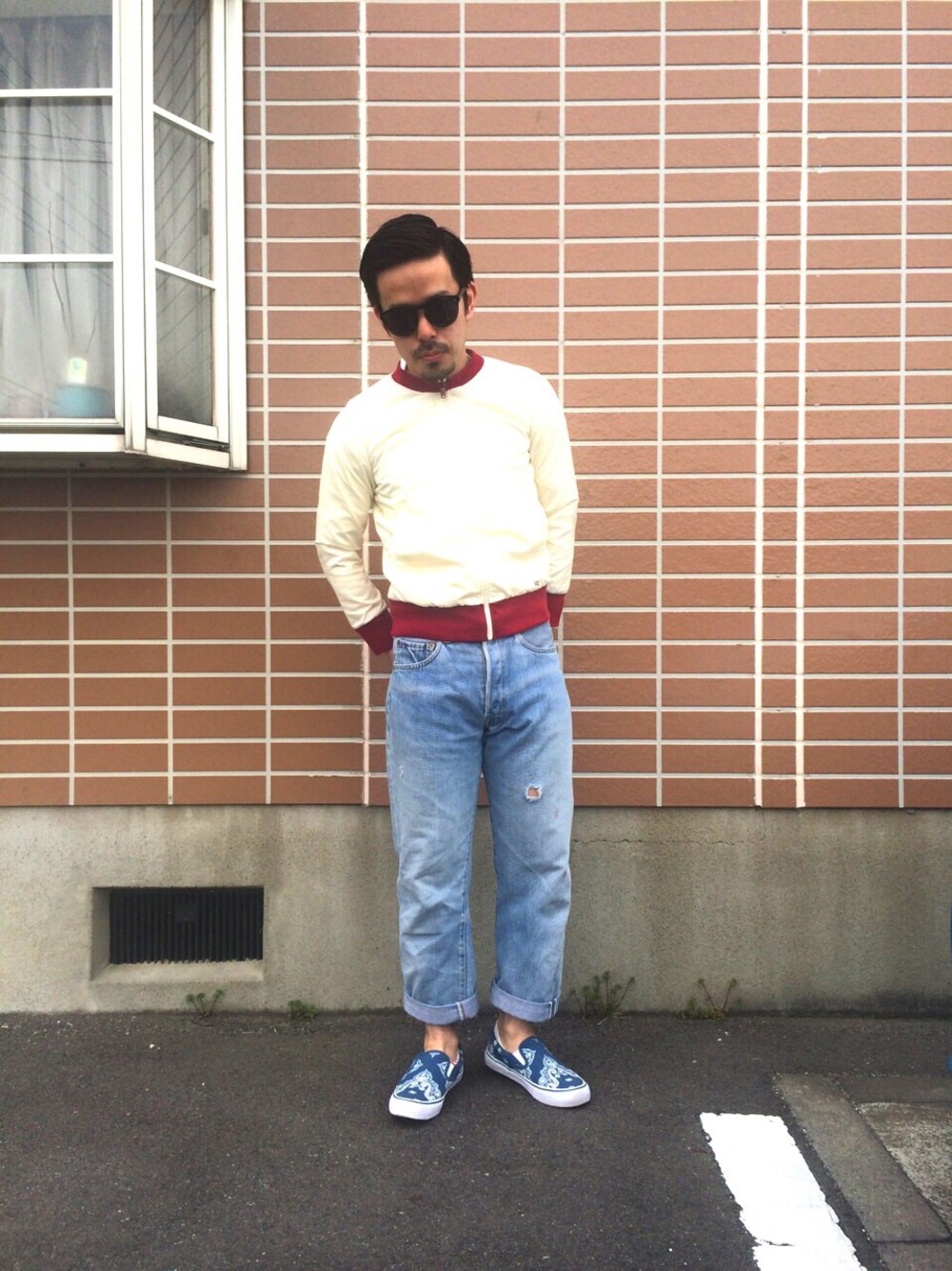 「スリッポン、サングラス」｜「NUMBER (N)INEのスリッポン_Bandana（スニーカー、ブルー系）」を使った、yokousukeさん（メンズ・163cm）の春コーディネートの1枚目の写真