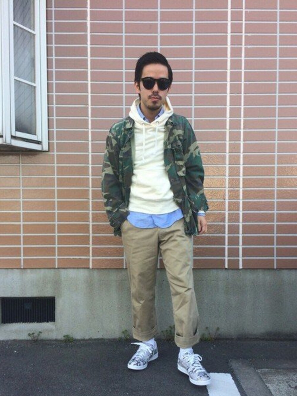 「カモフラ、パーカー、パイソン柄」｜「adidas originals by hykeのアイテム（スニーカー、その他）」を使った、yokousukeさん（メンズ・163cm）の春コーディネートの1枚目の写真