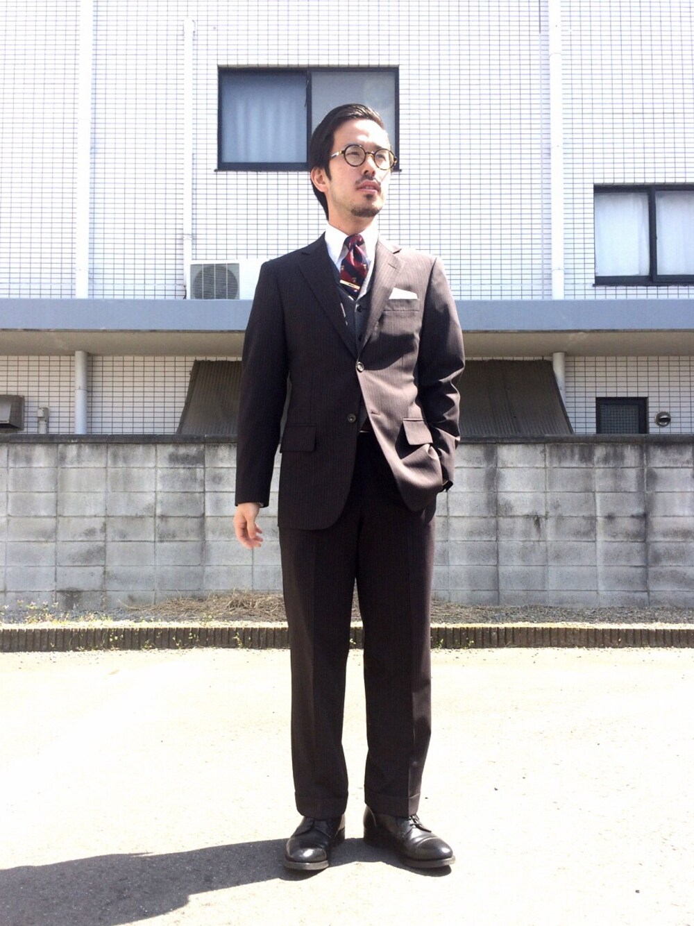 「入学式、スーツスタイル、丸眼鏡」｜「CROCKETT&JONESのアイテム（ドレスシューズ、ブラック系）」を使った、yokousukeさん（メンズ・163cm）の春コーディネートの1枚目の写真