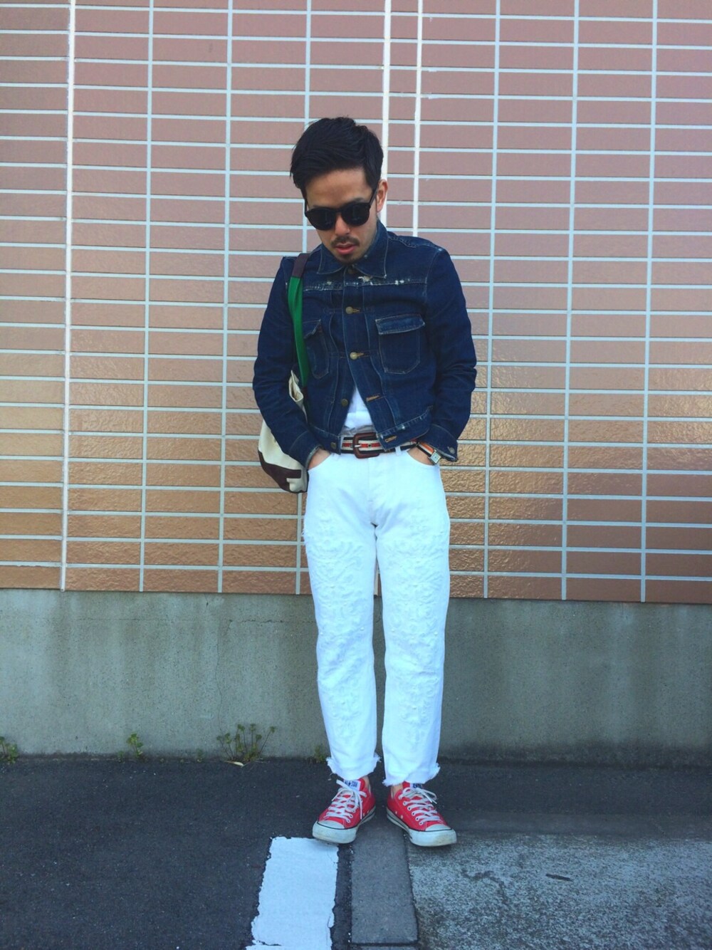 「ホワイトパンツ、デニムオンデニム、トリコロール、サングラス」｜「CONVERSEのアイテム（スニーカー、レッド系）」を使った、yokousukeさん（メンズ・163cm）の春コーディネートの1枚目の写真