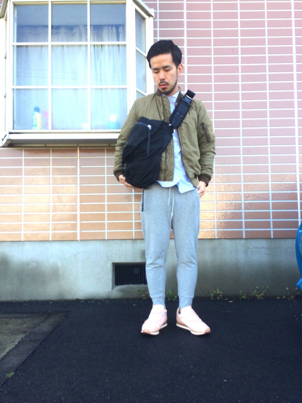 「スウェットパンツ、MA-1」｜「Hender SchemeのHender Scheme manual industrial products 09（スニーカー、ベージュ系）」を使った、yokousukeさん（メンズ・163cm）の春コーディネートの1枚目の写真