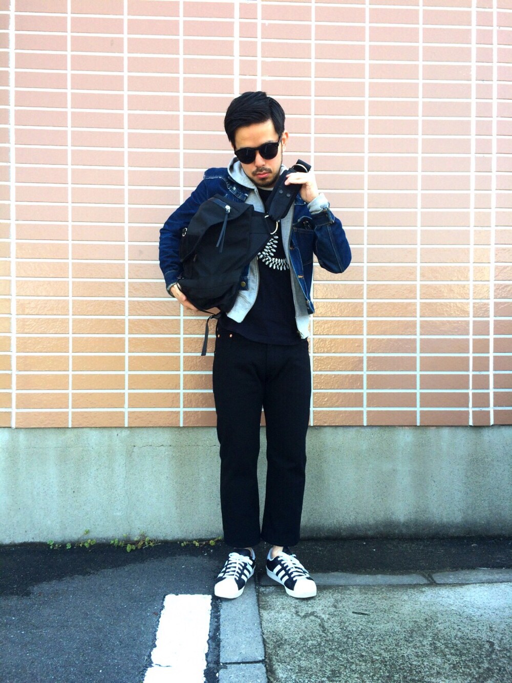 「デニムジャケット、スポーツミックス、メッセンジャーバッグ」｜「adidas originals by hykeのアイテム」を使った、yokousukeさん（メンズ・163cm）の春コーディネートの1枚目の写真