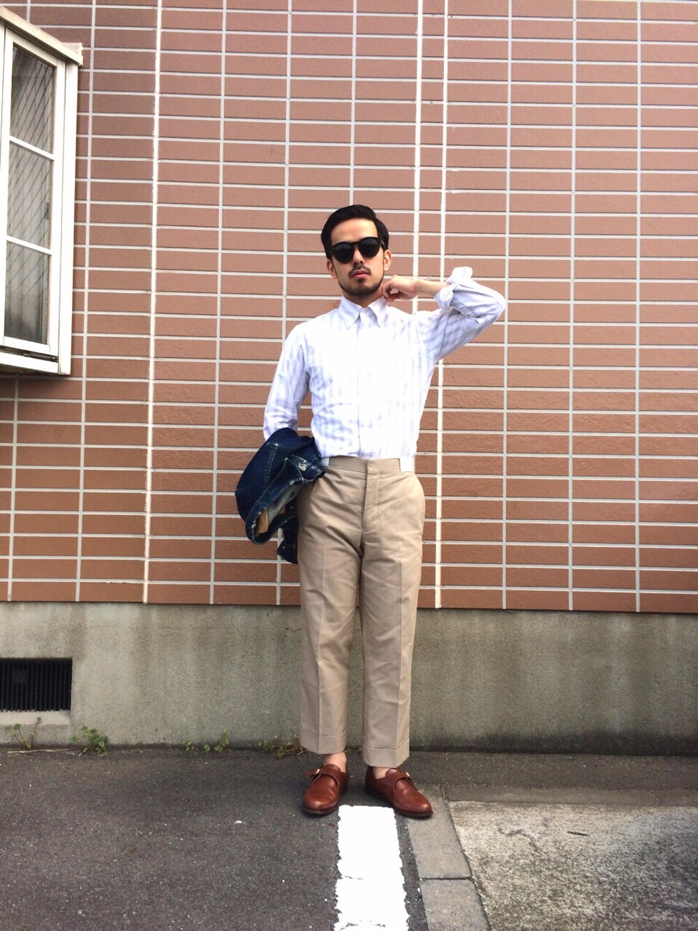 「革靴、サングラス」｜「Lloyd Footwearのアイテム（ドレスシューズ、ブラウン系）」を使った、yokousukeさん（メンズ・163cm）の春コーディネートの1枚目の写真