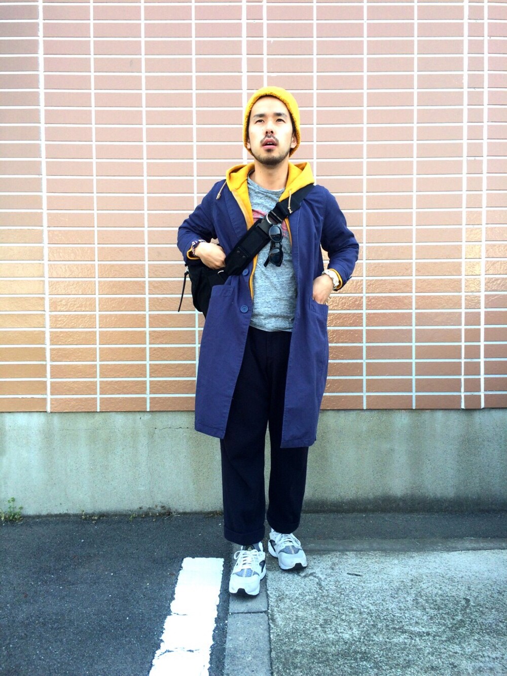 「六本木アートナイト、ニットキャップ、マスタード、スニーカー」｜「Maison Kitsuneのアイテム（Tシャツ/カットソー、グレー系）」を使った、yokousukeさん（メンズ・163cm）の春コーディネートの1枚目の写真