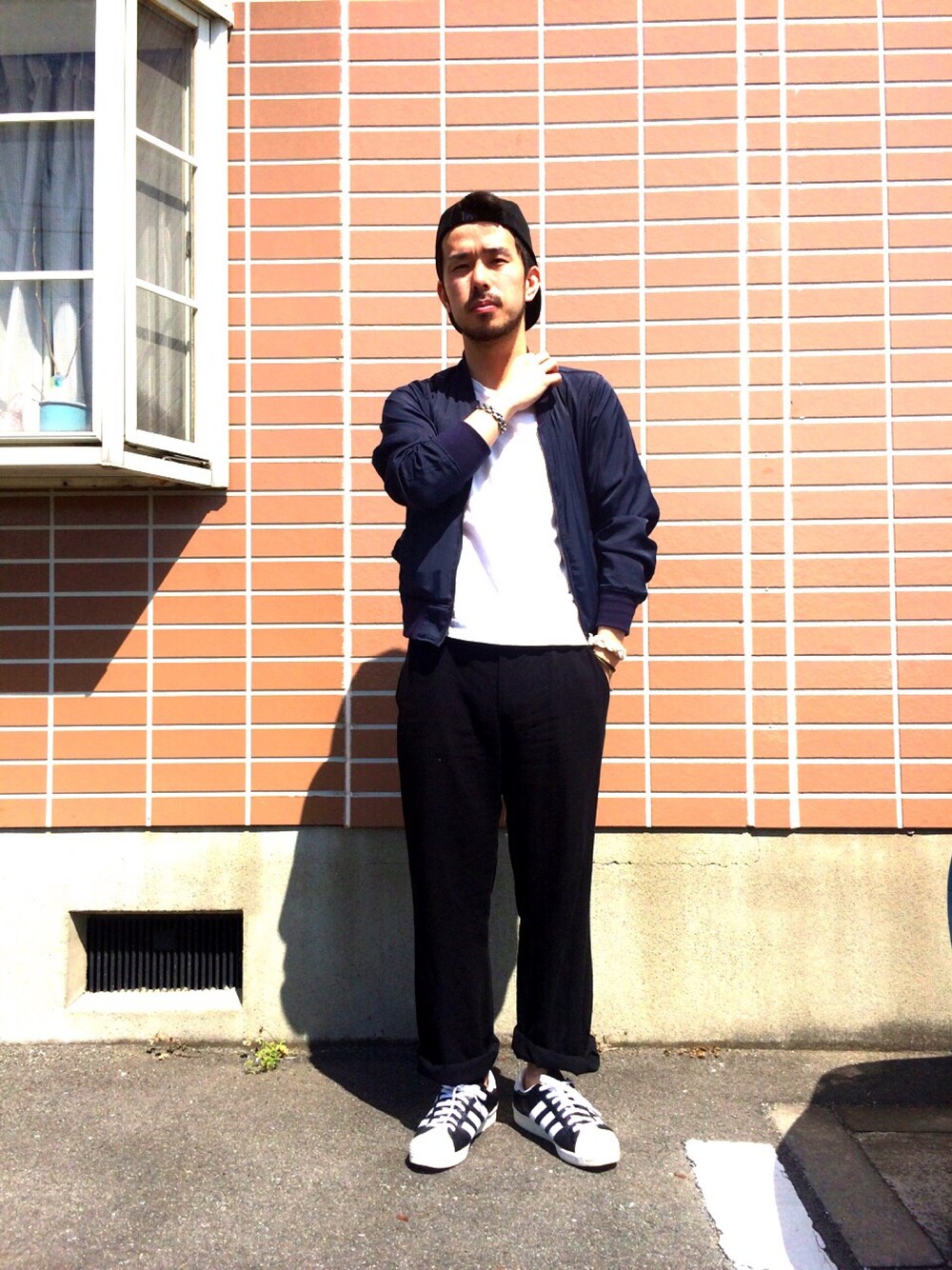 「リネンパンツ、MA-1、キャップ、シンプル、スーパースター」｜「Yohji Yamamotoのアイテム（その他パンツ、ブラック系）」を使った、yokousukeさん（メンズ・163cm）の春コーディネートの1枚目の写真