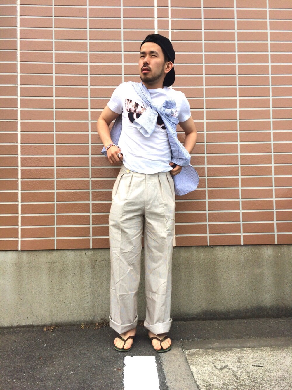 「ハイウエストパンツ、2タック、Tシャツ」｜「Alexander McQueenのアイテム（Tシャツ/カットソー、ホワイト系）」を使った、yokousukeさん（メンズ・163cm）の春コーディネートの1枚目の写真
