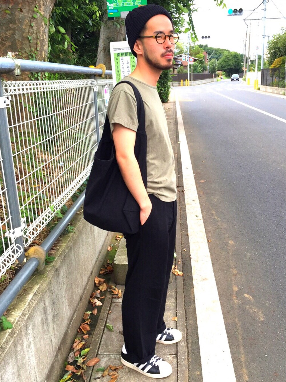 「丸眼鏡、リネンパンツ、スニーカー、ニットキャップ」｜「Yohji Yamamotoのアイテム（その他パンツ、ブラック系）」を使った、yokousukeさん（メンズ・163cm）の秋コーディネートの1枚目の写真