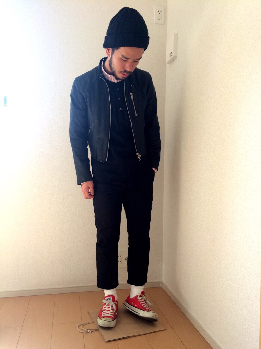 「土浦花火、黒、ニットキャップ」｜「CONVERSEのアイテム（スニーカー、レッド系）」を使った、yokousukeさん（メンズ・163cm）の秋コーディネートの1枚目の写真