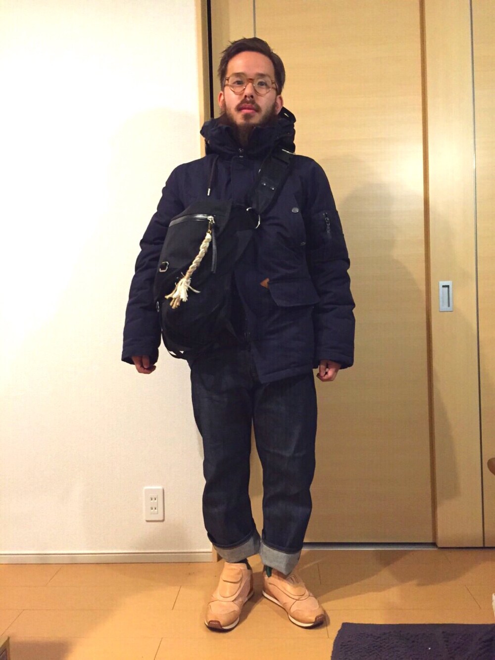 「ダウンジャケット、スニーカー、めがね」｜「Hender SchemeのHender Scheme manual industrial products 09（スニーカー、ベージュ系）」を使った、yokousukeさん（メンズ・163cm）の冬コーディネートの1枚目の写真