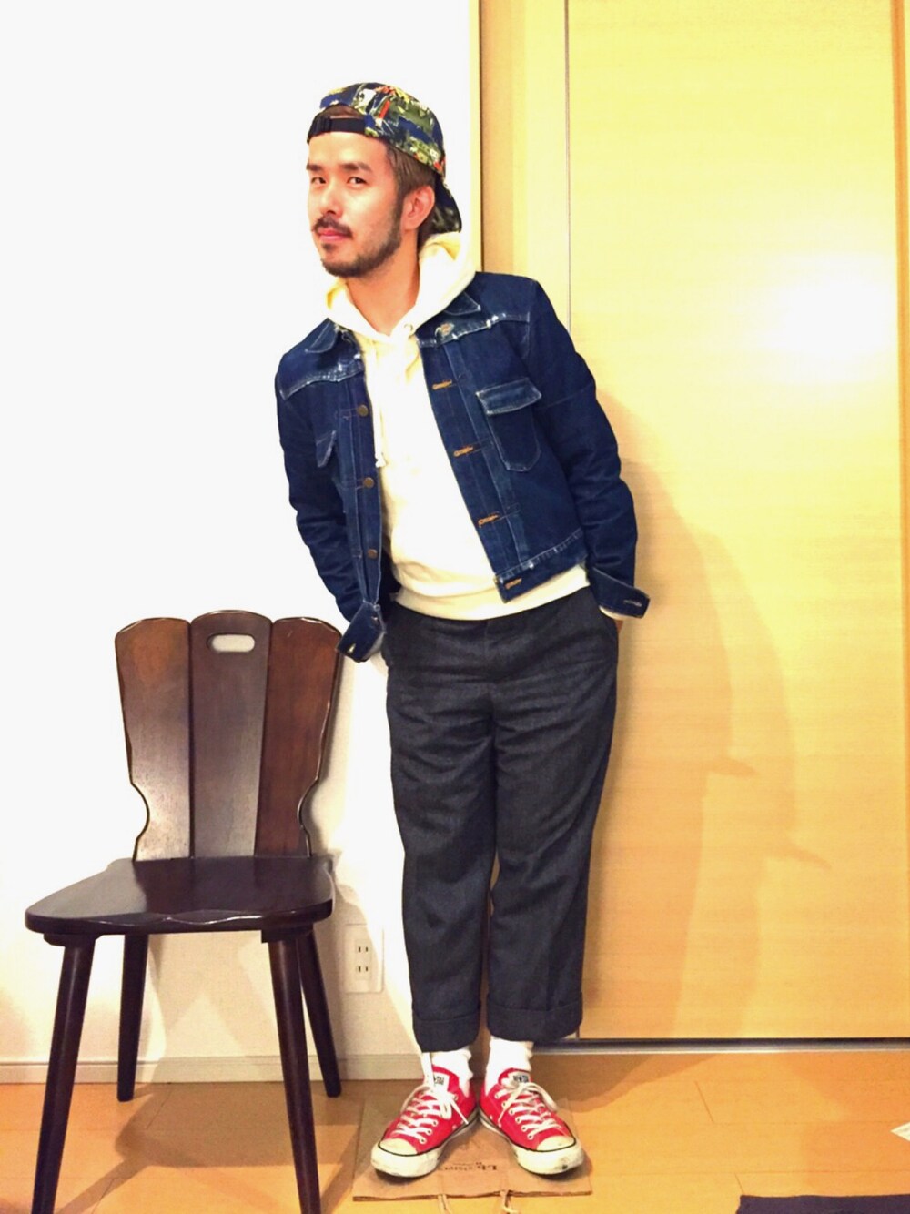 「キャップ後ろかぶり、Gジャン、スニーカー、スラックス×スニーカー、スラックス」｜「CONVERSEのアイテム（スニーカー、レッド系）」を使った、yokousukeさん（メンズ・163cm）の冬コーディネートの1枚目の写真