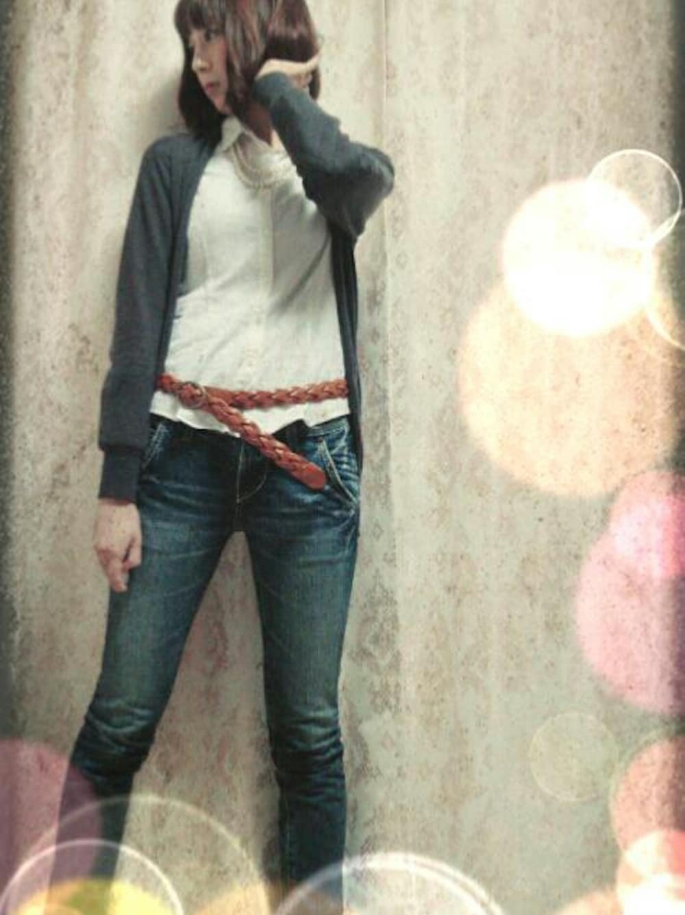 ブルー系のデニムパンツ、ホワイト系のシャツ/ブラウス、ホワイト系のその他を着用したレディースの春コーディネートの1枚目の写真