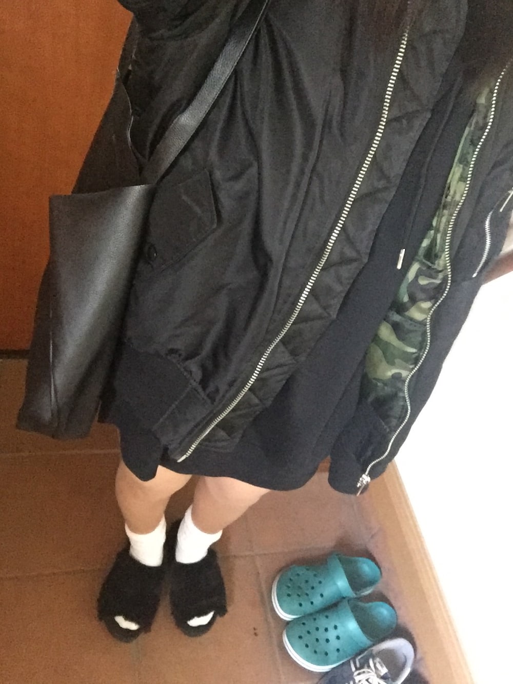 「ラクチンコーデ、休日スタイル、streetstyle、ブラックコーデ、ビックシルエット、古着、ファーサンダル、ストリート、MA-1」｜「usedのアイテム（パーカー、ブラック系）」を使った、nakamuraさん（レディース・156cm）の秋コーディネートの1枚目の写真