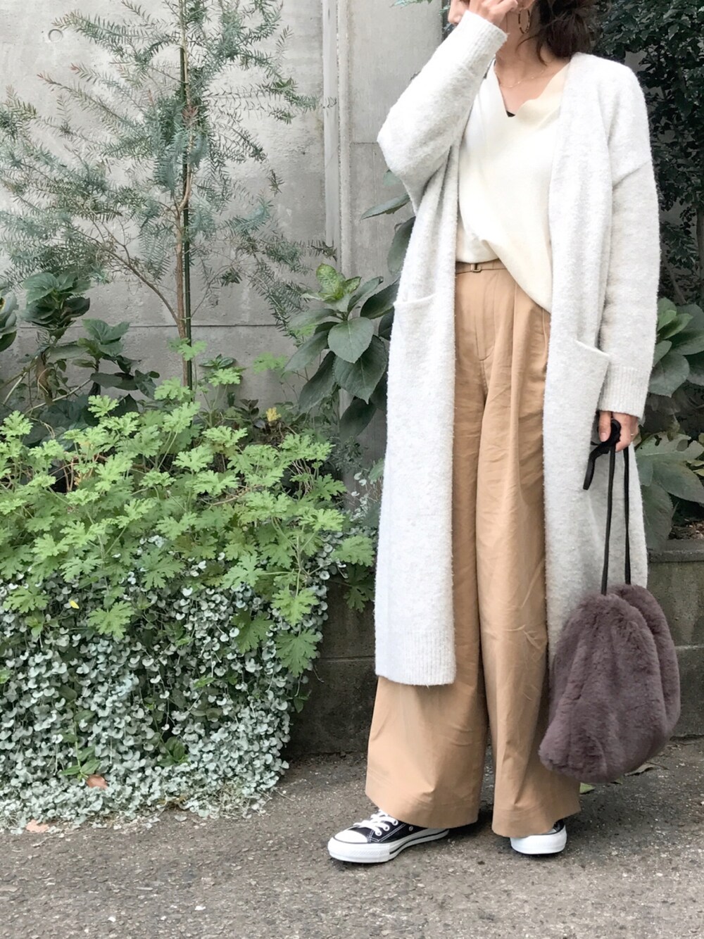 「ロングカーデ、ロングカーディガン、ワイドパンツ、ワイドパンツ×スニーカー、オトナカジュアル、大人コーデ、大人カジュアル」｜「Mila Owenのアイテム（カーディガン/ボレロ、グレー系）」を使った、chieさん（レディース・163cm）の秋コーディネートの1枚目の写真