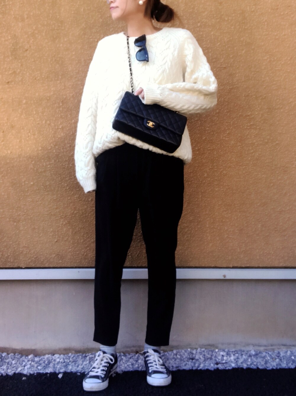 「vintage style、古着、ざっくりニット、モノトーン、モノトーンコーデ、ニット」｜「STUDIOUSのSTUDIOUS ジョーゼットツータックテーパードパンツ（その他パンツ、ブラック系）」を使った、chieさん（レディース・163cm）の秋コーディネートの1枚目の写真