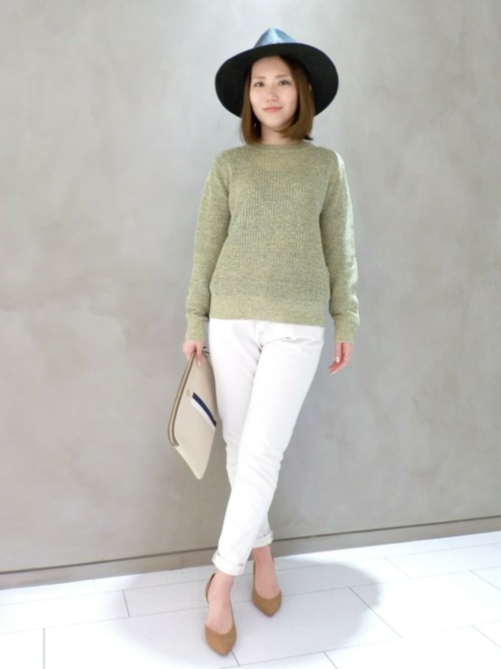 ホワイト系のデニムパンツ、イエロー系のニット/セーター、イエロー系のパンプスを着用したレディースの春コーディネートの1枚目の写真