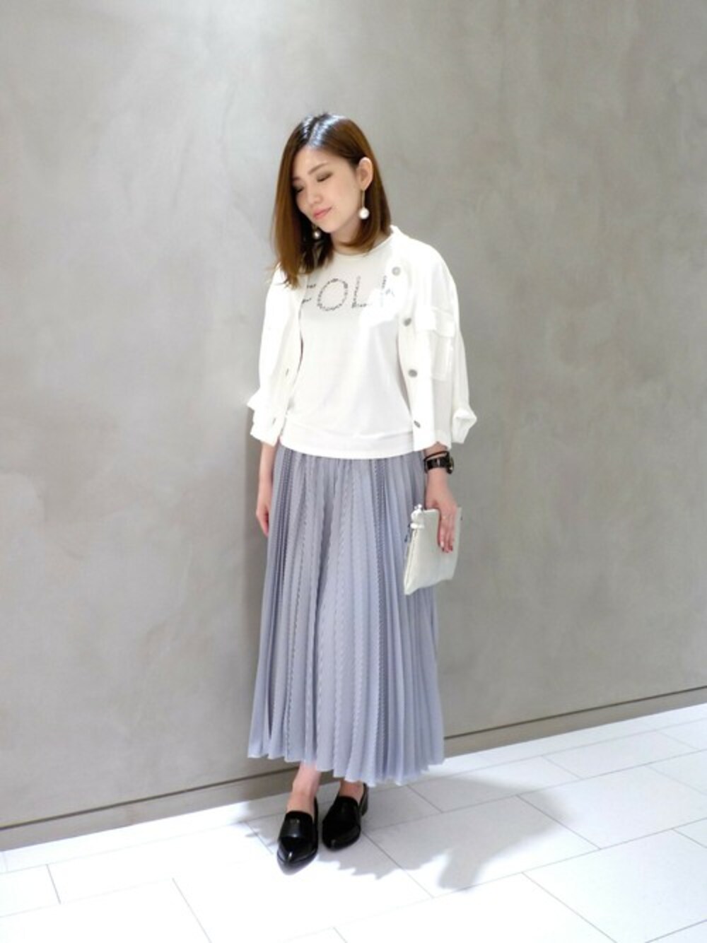 「ブルゾン、ホワイト、クラッチバッグ、Tシャツ、ストライプパンツ、プリーツ、キュロット、カリテ(qualite)」｜「qualiteのJF 別注Tシャツ　ＦOLK（Tシャツ/カットソー、ホワイト系）」を使った、ちりちゃんさん（レディース・163cm）の夏コーディネートの1枚目の写真