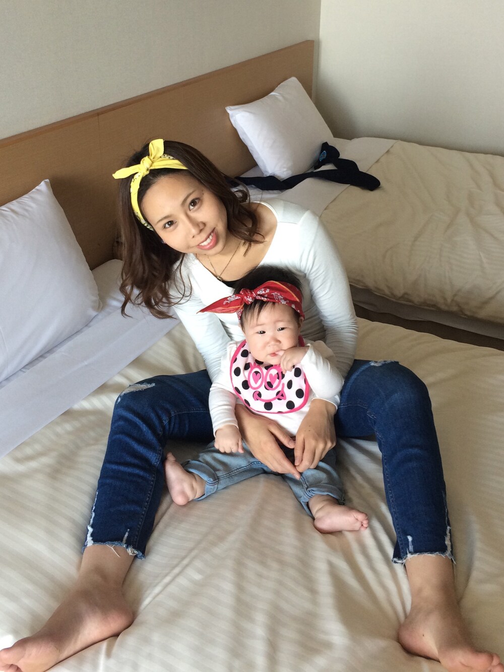 ブルー系のその他パンツ、イエロー系のヘアバンド、レッド系のヘアバンドを着用したレディースの春コーディネートの1枚目の写真