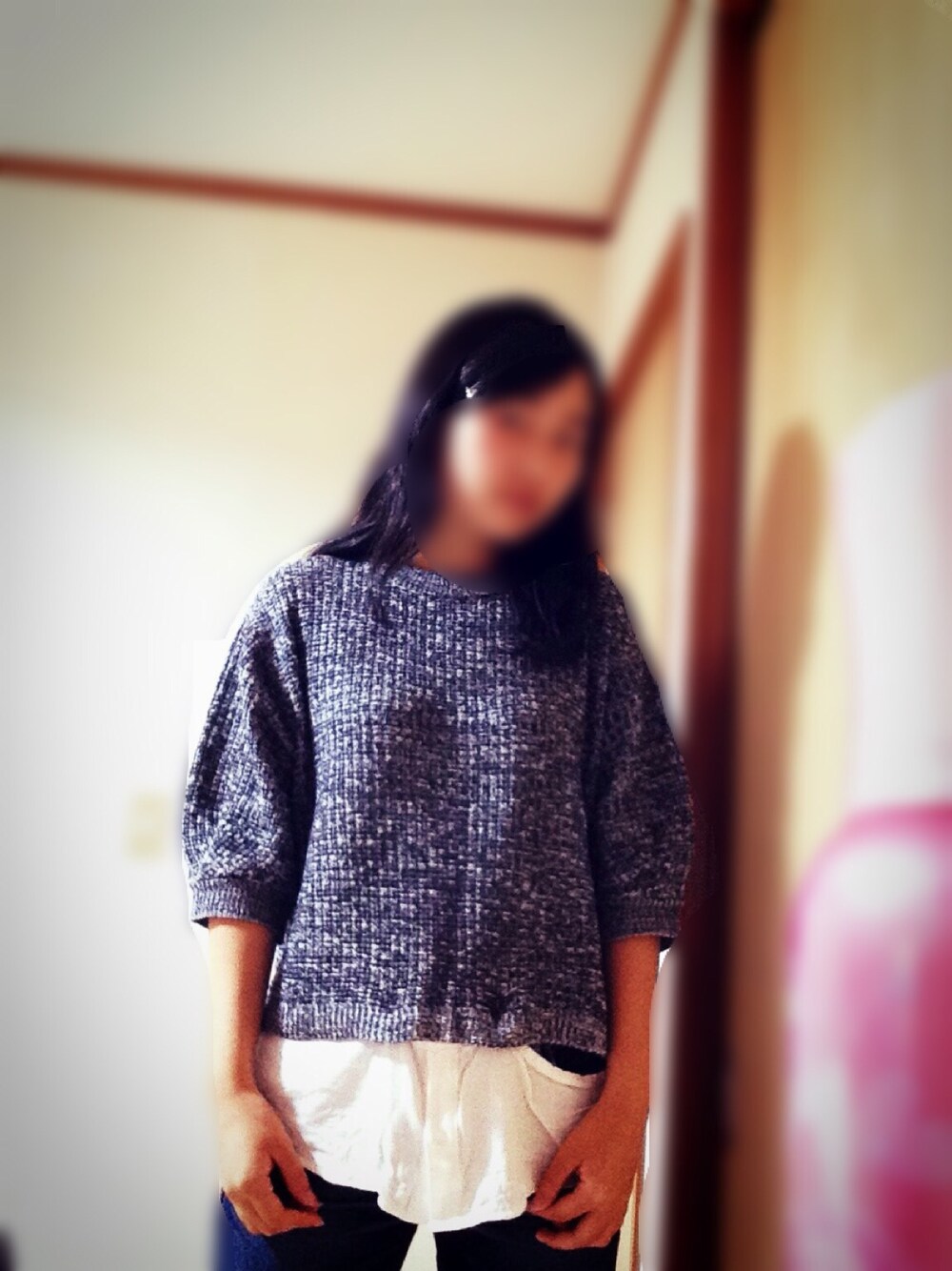 「勉強したくない、カールヘア、グレー、ニット×シャツ」｜「GUのアイテム（ニット/セーター、グレー系）」を使った、Janetさん（レディース・157cm）の秋コーディネートの1枚目の写真