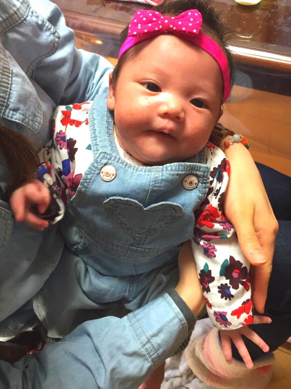 「ベビー、ベビーコーデ、baby、オーバーオール、H&M、デニム、花柄、花柄シャツ、プレゼント」｜「H&Mのアイテム（つなぎ/オールインワン、ブルー系）」を使った、Masaki Ozakiさん（メンズ・170cm）の冬コーディネートの1枚目の写真