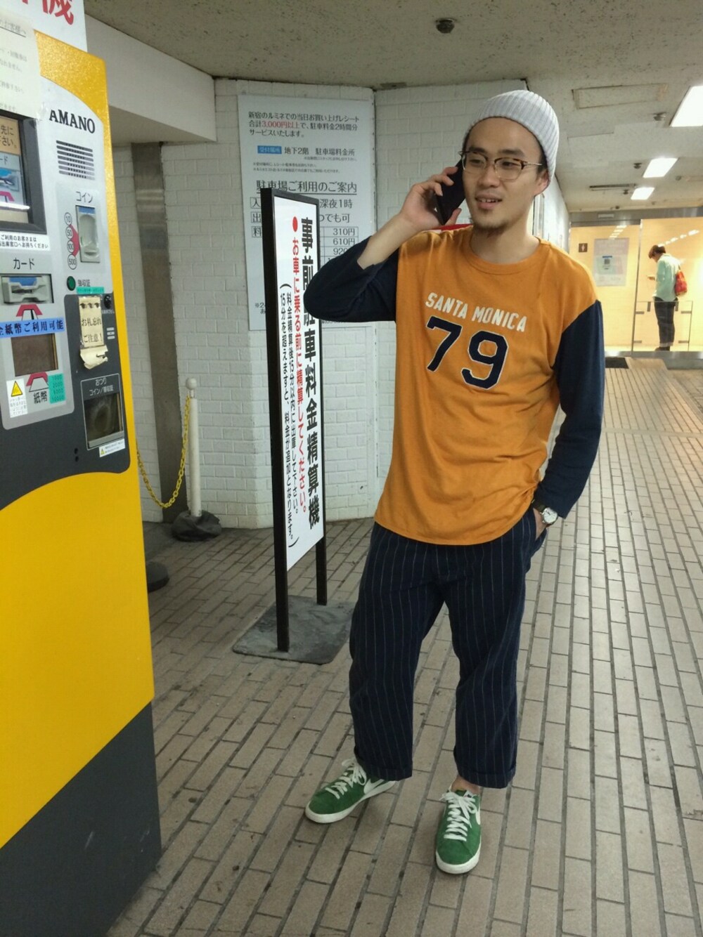 「ストライプ、Tシャツ、めがね、ナイキスニーカー、電話中」｜「45Rのチノパンツ（チノパンツ、ブルー系）」を使った、うえすさん（メンズ・172cm）の夏コーディネートの1枚目の写真