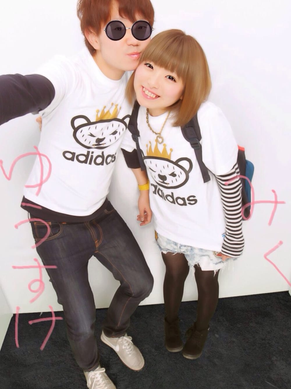 「デート、ペアルック、プリクラ、おそろいコーデ」｜「adidas Originalsのアイテム（Tシャツ/カットソー、ホワイト系）」を使った、ゆうすけさん（メンズ・176cm）の冬コーディネートの1枚目の写真
