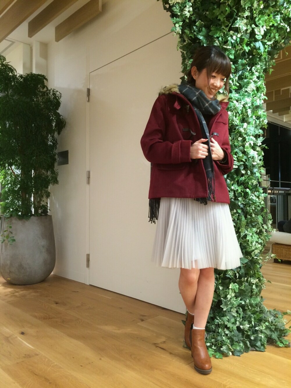 「アウター、ブーツ、ストール、ダッフル、グレー、ボルドー、デート、プリーツ、大人可愛い、ウインドペン」｜「OLIVE des OLIVEのサイドゴアブーティ（ブーティ、イエロー系）」を使った、YUKIKOさん（レディース・157cm）の秋コーディネートの1枚目の写真