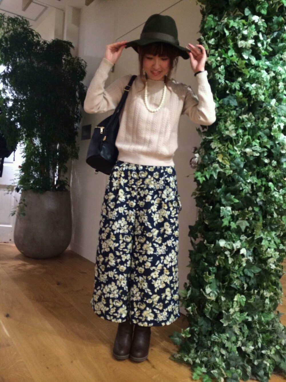 「ニット、リュック、ベージュ、花柄、サロペット、ハット、カーキ、２ＷＡＹ、ケーブル、ガウチョ」｜「OLIVE des OLIVEのアイテム（パンツ、ブルー系）」を使った、YUKIKOさん（レディース・157cm）の秋コーディネートの1枚目の写真