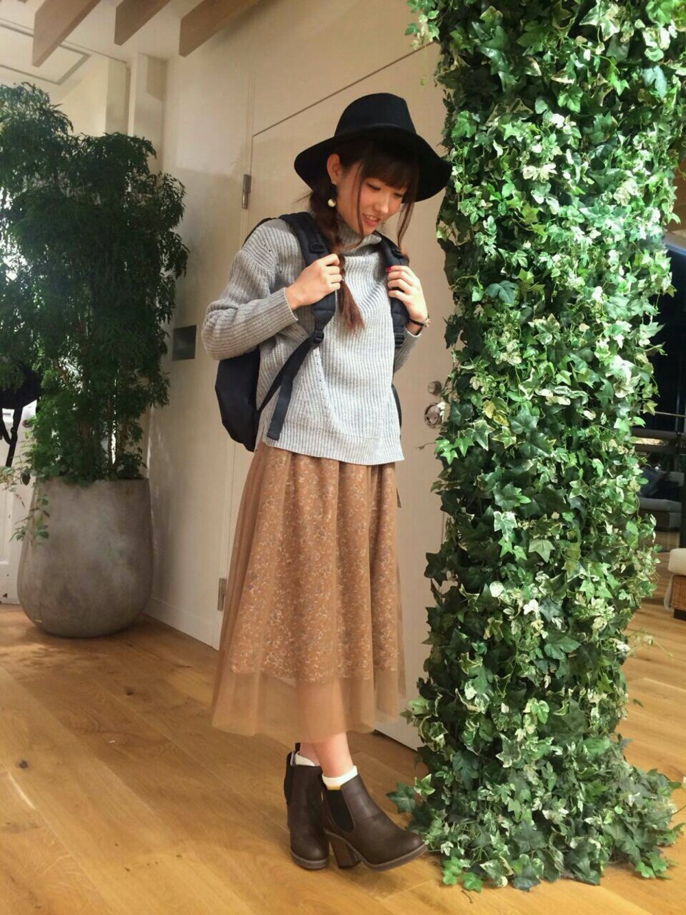 「ブーツ、リュック、花柄、チュール、ハット、デート、ロングスカート、冬、ボトルネック、グレーニット」｜「OLIVE des OLIVEのサイドゴアブーティ（ブーティ、ブラウン系）」を使った、YUKIKOさん（レディース・157cm）の秋コーディネートの1枚目の写真