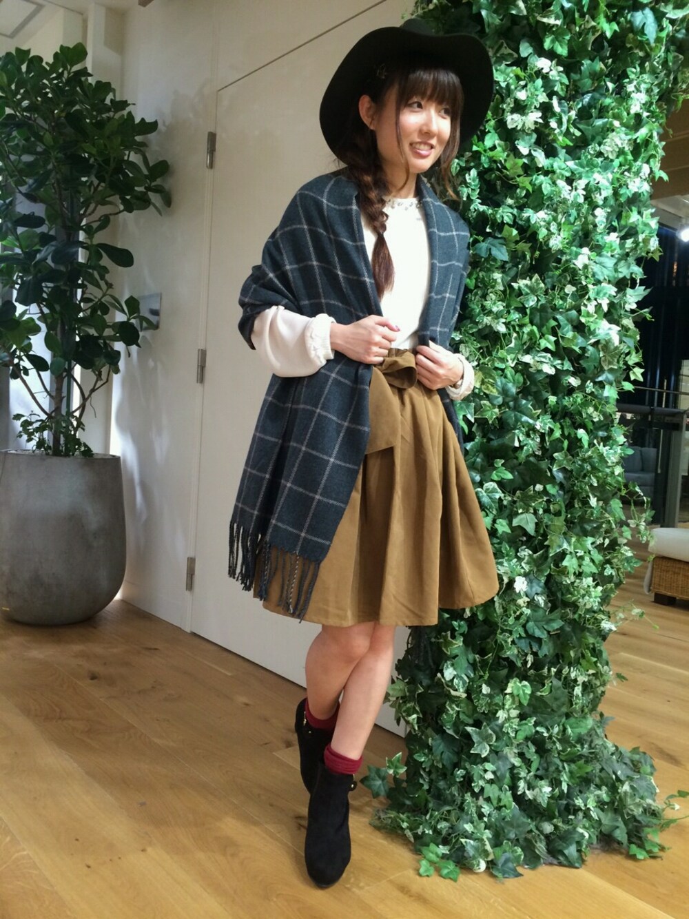 「チェック、ストール、リボン、ハット、ビジュー、デート、キャメル、冬」｜「OLIVE des OLIVEのアイテム（シューズ、ブラック系）」を使った、YUKIKOさん（レディース・157cm）の秋コーディネートの1枚目の写真