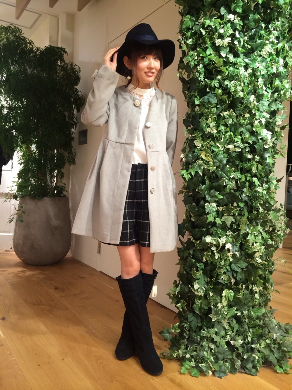 「ブラウス、ブーツ、ハット、デート、チェックパンツ、クリスマス、冬、グレーコート」｜「OLIVE des OLIVEのスエードペコスブーツ（ブーツ、グレー系）」を使った、YUKIKOさん（レディース・157cm）の冬コーディネートの1枚目の写真
