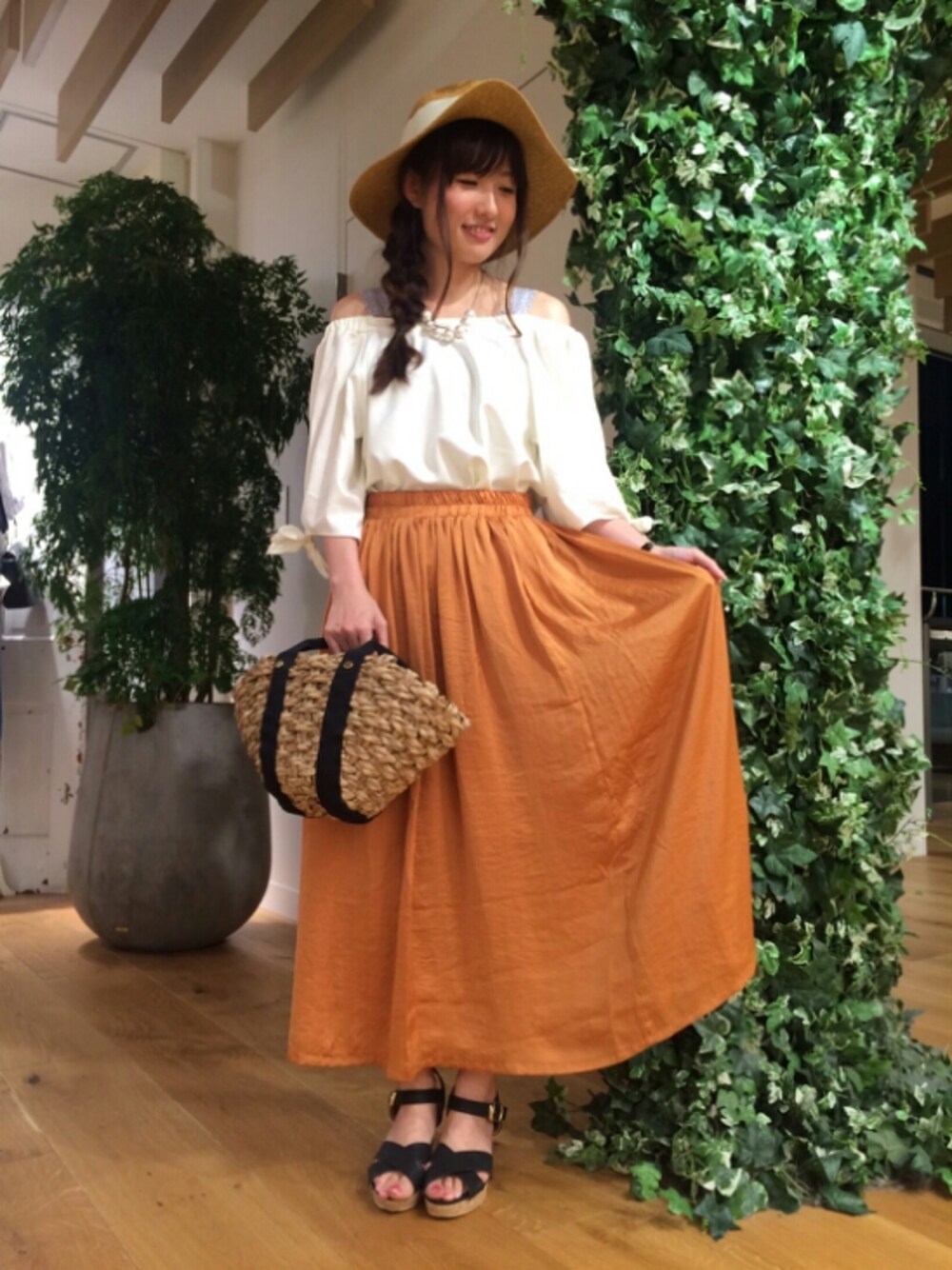 「ブラウス、ハット、オレンジ、ロングスカート、サンダル、オフショル、かごバッグ、リゾートスタイル、サテン」｜「OLIVE des OLIVEのクロスベルトコルクサンダル（サンダル、ブラック系）」を使った、YUKIKOさん（レディース・157cm）の夏コーディネートの1枚目の写真